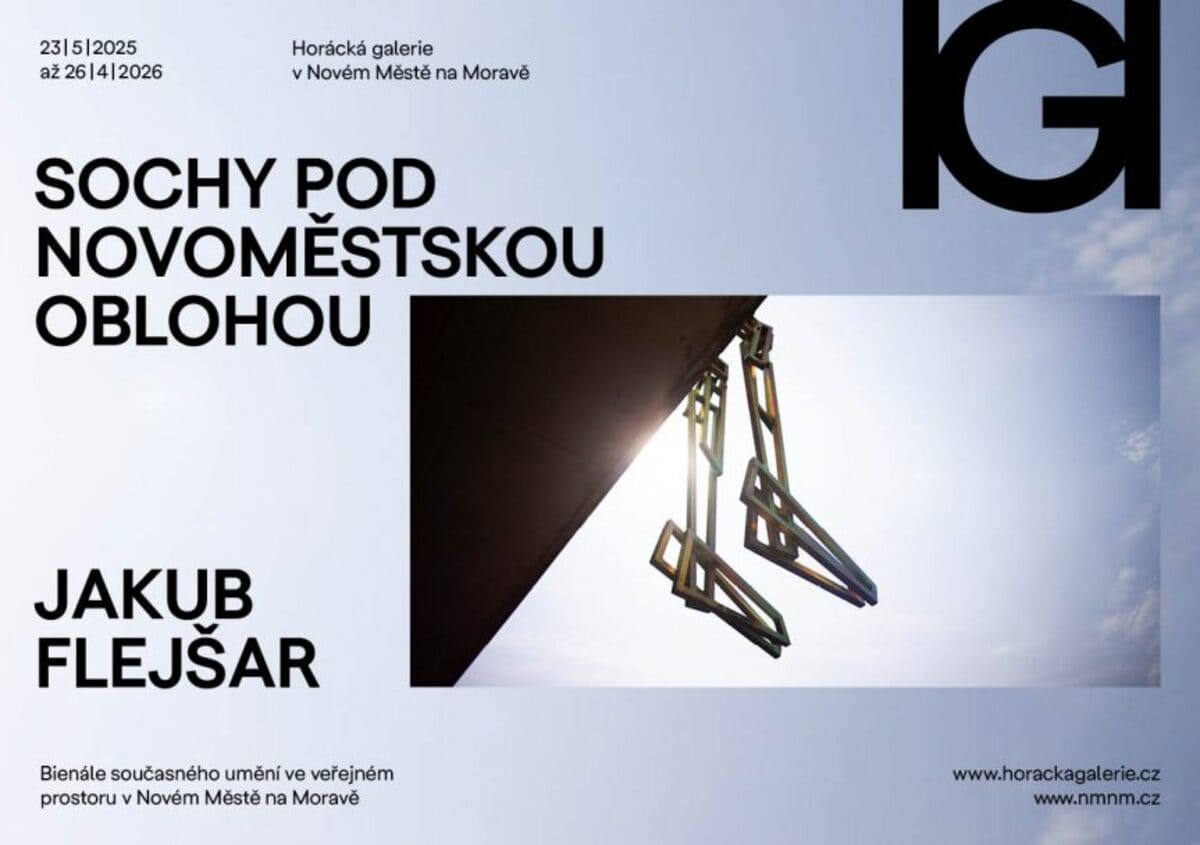 Sochy pod novoměstskou oblohou