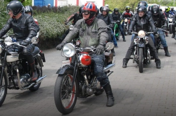 Aktuality - Setkání anglických motocyklů na Šlakhamru  