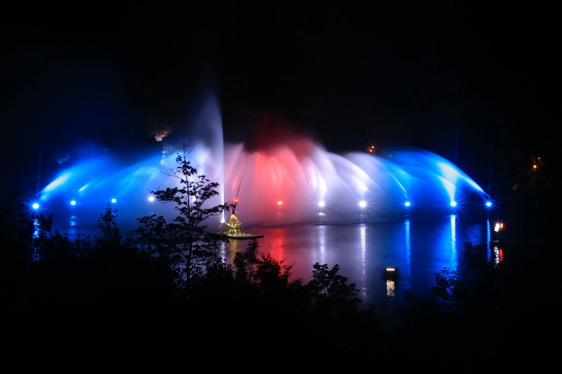 Na hladině Konventského rybníka se zjevila jedinečná světelná fontána - 2048 x 1369 