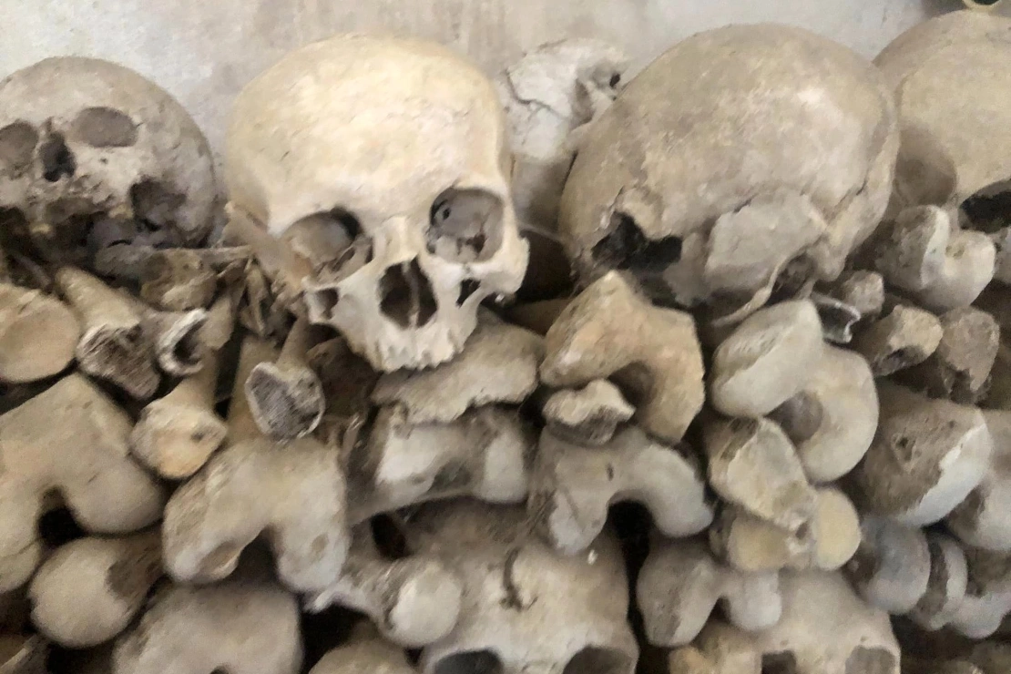 Plná lebek a hnátů. V nížkovské kostnici odpočívají ostatky tisíců zemřelých - 2048 x 1536 