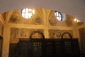 Smrtky s kosou, s rýčem i s kolíbkou. Postranní kaple kostela svaté Kunhuty připomíná pomíjivost žití